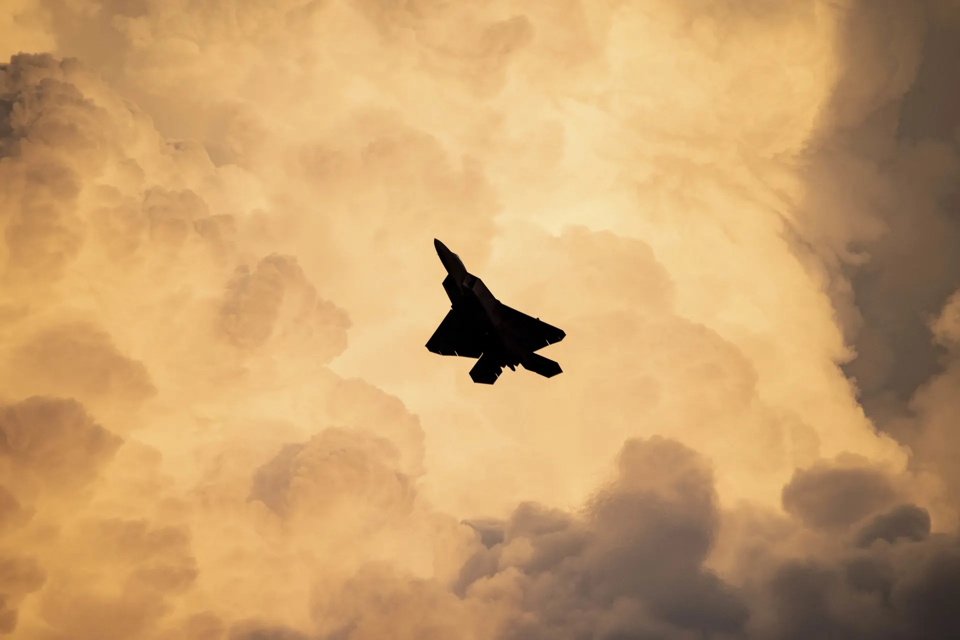 A U.S. Air Force F-22 Raptor flying at twilight